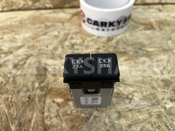 USB зарядка Toyota Camry VIII (XV70) Рестайлинг – седан оригинальный номер 85532-33020