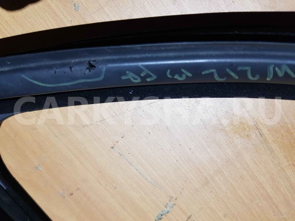 Уплотнитель стекла двери Mercedes-Benz E-класс W212/S212/C207/A207 рестайлинг (2013—2016) Mercedes-Benz E-klasse оригинальный номер a2127250425