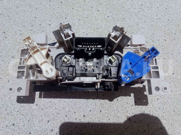 Блок управления отопителем Renault Duster I рестайлинг (2015—2021) Renault 15 оригинальный номер 275105810R