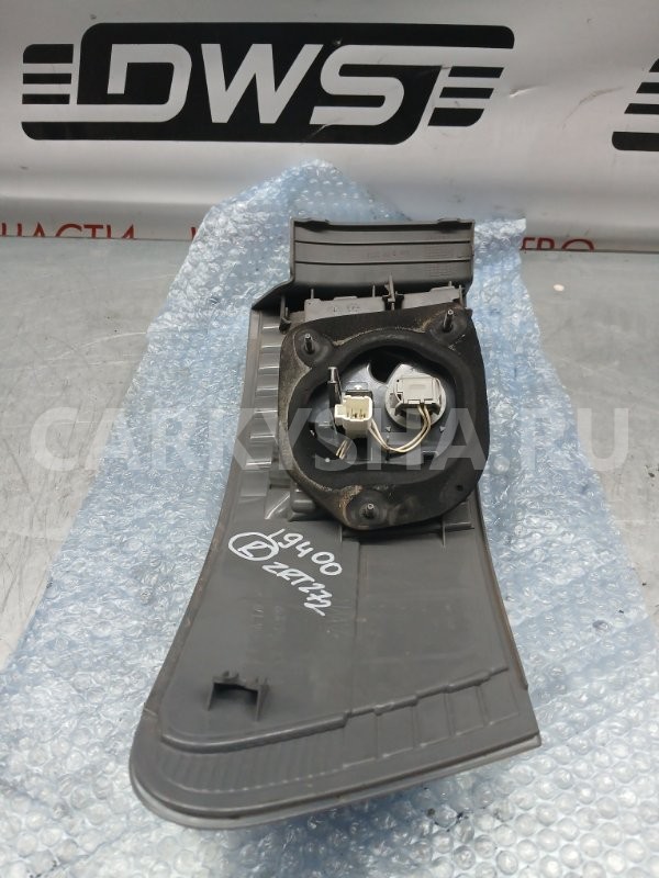 Фонарь стоп сигнала правый Toyota Avensis 