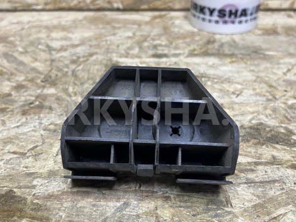 Кронштейн крепления заднего бампера правый Toyota Avensis II Седан оригинальный номер 52562-05010