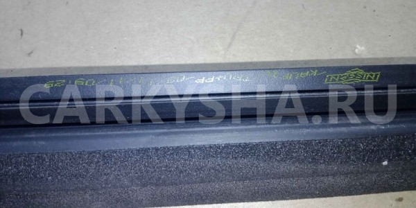 Уплотнитель стекла двери Nissan Qashqai I рестайлинг (2010—2013) Nissan Qashqai оригинальный номер 80834JD000