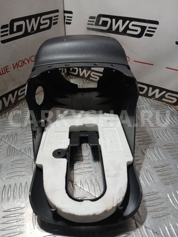 Кожух рулевой колонки Toyota Avensis 