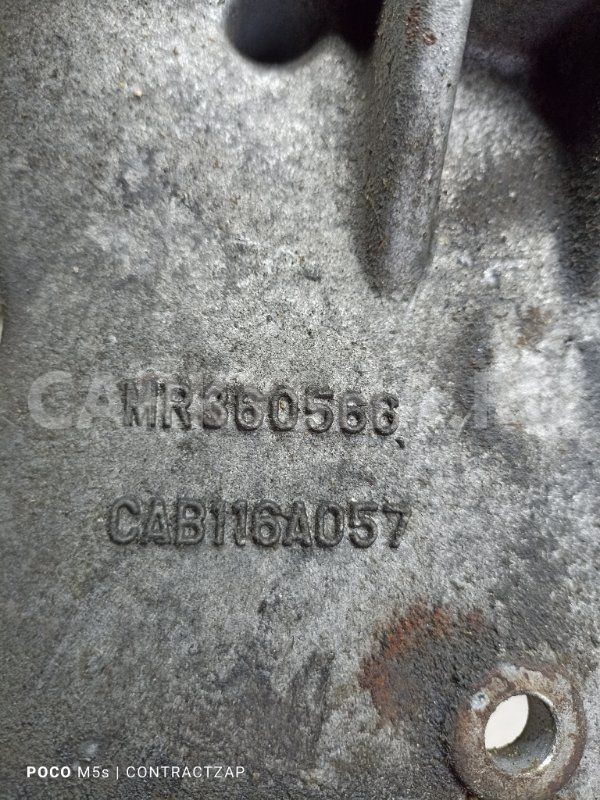 Кронштейн компрессора кондиционера Mitsubishi Lancer VII (1995—2000) Mitsubishi i оригинальный номер mr398281