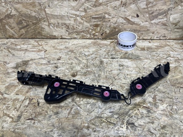 Крепление бампера заднее левое Toyota Camry VIII (XV70) Рестайлинг – седан оригинальный номер 52576-33130