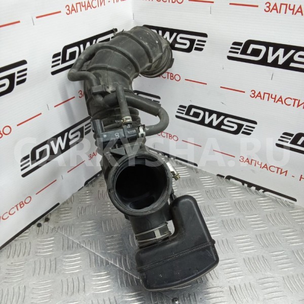 Патрубок воздушного фильтра Toyota Avensis 