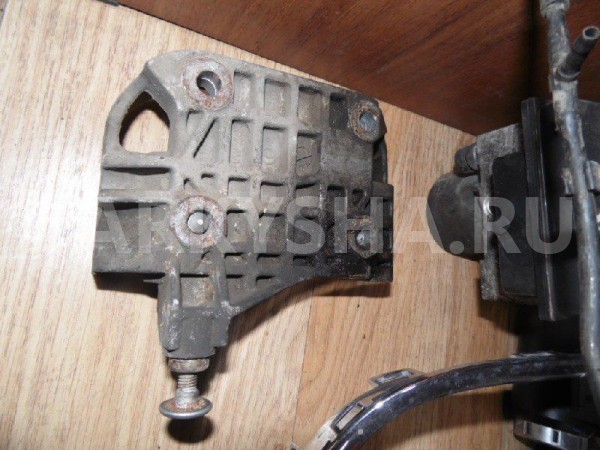 Кронштейн генератора Volkswagen Touareg I рестайлинг (2006—2010) Volkswagen Touareg оригинальный номер 059903143P