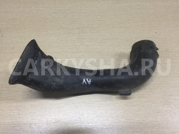 Патрубок воздушного фильтра Toyota Avensis II Седан оригинальный номер 17751-0H040