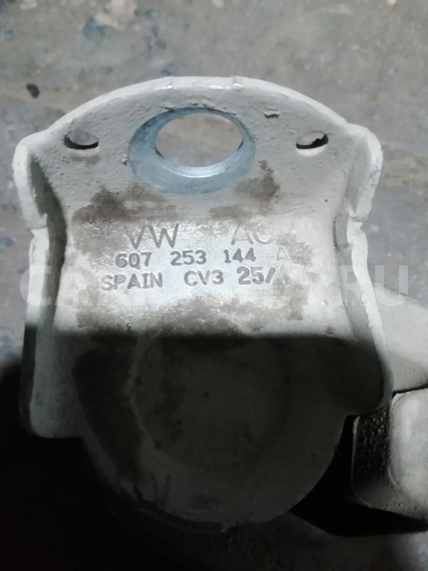 Кронштейн глушителя Volkswagen Polo V (2009—2015) Volkswagen Polo оригинальный номер 6q7253144a