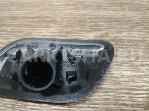 Крышка форсунки омывателя правая Toyota Avensis 