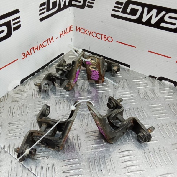 Петля двери Mitsubishi Pajero 