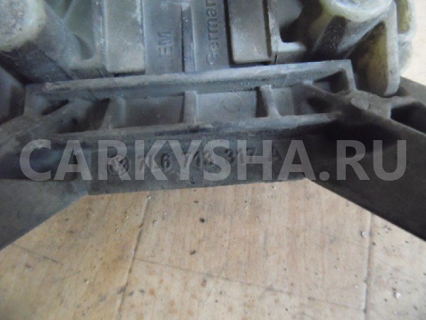 Кронштейн кулисы КПП Volkswagen Touareg I (2002—2006) Volkswagen Touareg оригинальный номер 7L6713317A