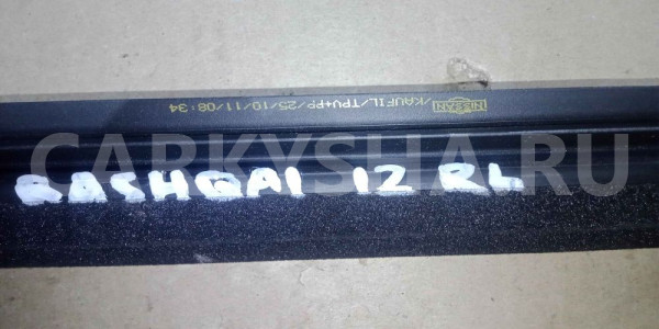 Уплотнитель стекла двери Nissan Qashqai I рестайлинг (2010—2013) Nissan Qashqai оригинальный номер 82835JD000