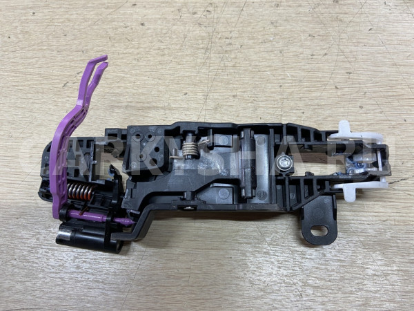 Кронштейн ручки двери задней правой Toyota RAV 4 V (XA50) оригинальный номер 69203-42060