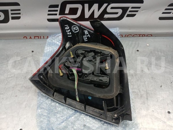 Фонарь стоп сигнала правый Toyota Avensis 