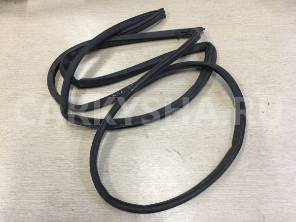 Уплотнитель двери задний правый Toyota Highlander II (U40) оригинальный номер 67871-48050