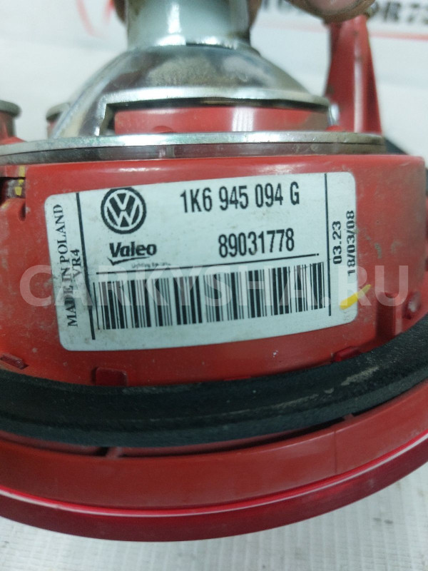 Фонарь задний внутренний правый Volkswagen GolfMk5 Volkswagen Golf оригинальный номер 1K6945094G