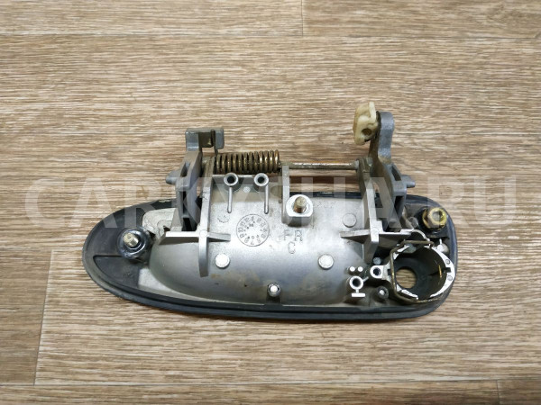 Ручка двери передней наружная правая Mazda Capella оригинальный номер GE4T58410A51