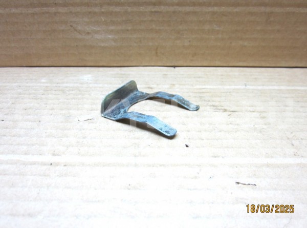 Скоба личинки замка лючка бензобака -  1989-2005 | LH102V | Toyota HiAce минивэн оригинальный номер  69512-87001 , Номера замен - 77350-95J00