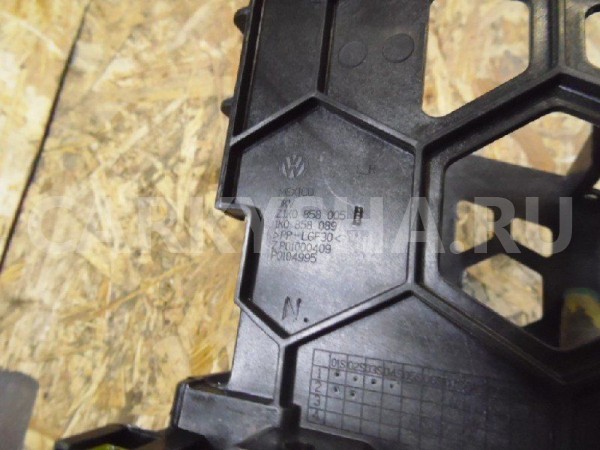 Рамка магнитолы Volkswagen Jetta V (2005—2011) Volkswagen Jetta оригинальный номер 1K0858005D