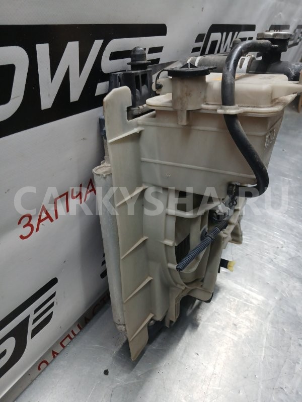 Радиатор охлаждения двигателя Toyota Vitz 