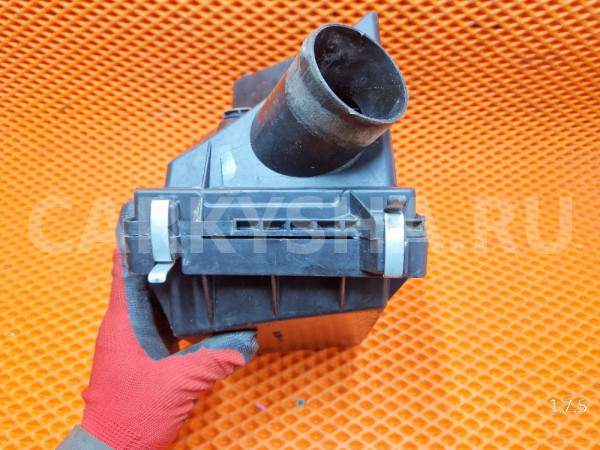 Корпус воздушного фильтра Nissan bluebird U14 Nissan Primera оригинальный номер 165002J200