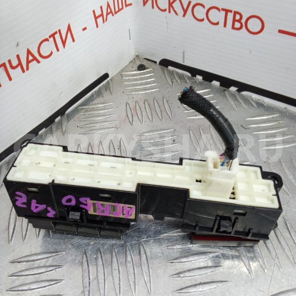 Кнопка аварийной сигнализации Toyota Estima 