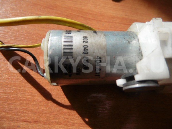 Моторчик регулировки ремня безопасности Volkswagen Touareg I (2002—2006) Volkswagen Touareg оригинальный номер 95580300802