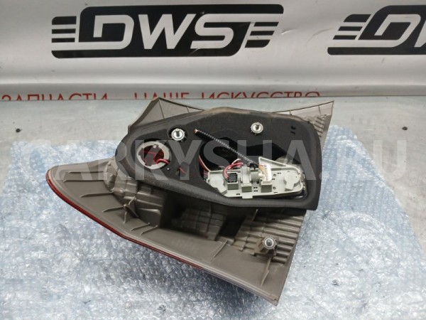 Фонарь стоп сигнала правый Toyota Vitz 