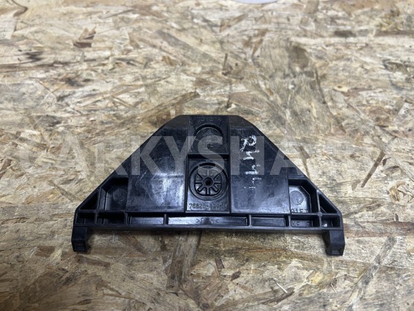 Кронштейн задней накладки на крышку багажника Toyota RAV 4 IV (CA40) Рестайлинг оригинальный номер 76828-42010