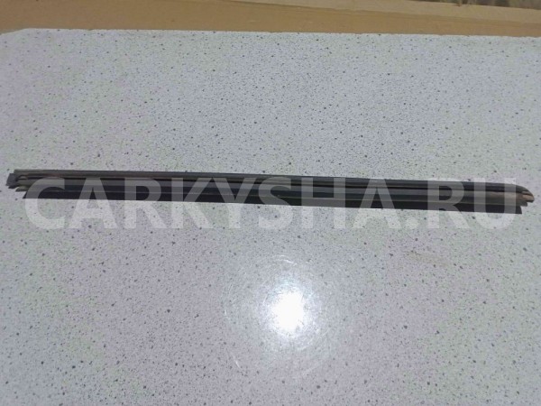 Накладка стекла Renault Duster I рестайлинг (2015—2021) Renault 15 оригинальный номер 828201118R