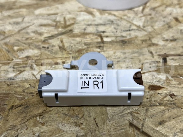 Антенна правая Toyota Camry VIII (XV70) оригинальный номер 86300-33370