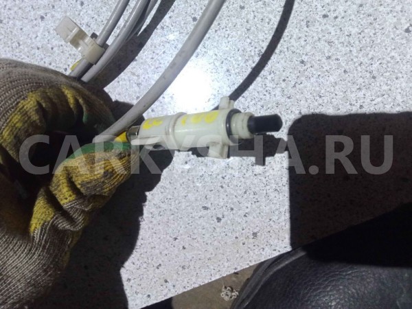 Трос лючка бензобака Toyota Land Cruiser UZJ100 Toyota Land Cruiser оригинальный номер 7703760020